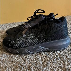 Nike Kyrie Flytrap Gunsmoke. Size 6.5Y